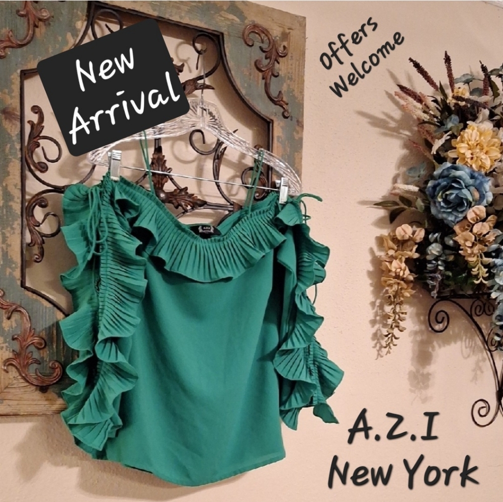 Vibrant Green Ruffled Cold Shoulder Blouse. NWOT Size SMALL - Picture 3 of 9